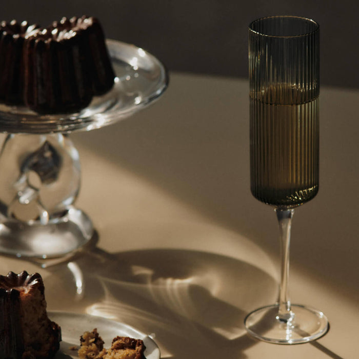 Ferm Living - Ripple Champagnerflöte | smoked grey